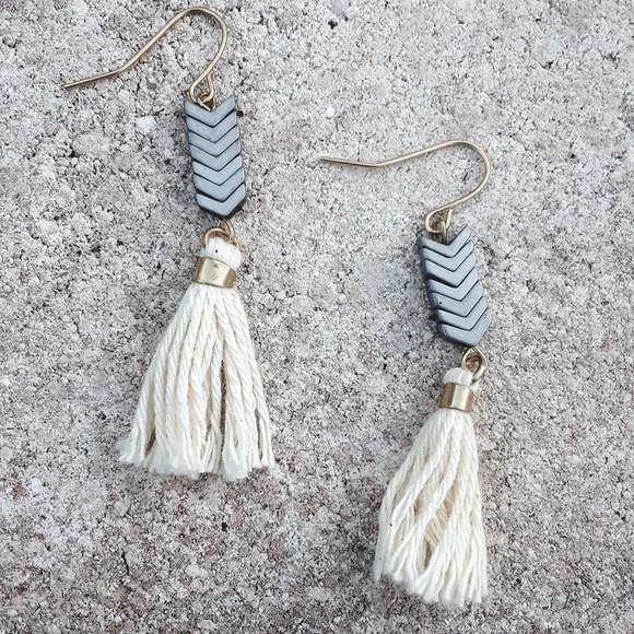 HP~ Arrowhead and tassell earrings - Picture 3 of 7